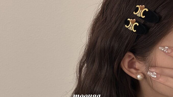 Moouga กิ๊บติดผมหน้าม้า โลหะกํามะหยี่ ลายตัวอักษร สไตล์เกาหลี ฤดูใบไม้ร่วง ฤดูหนาว สําหรับผู้หญิง Moouga กิ๊บติดผมหน้าม้า โลหะกํามะหยี่ ลายตัวอักษร สไตล์เกาหลี ฤดูใบไม้ร่วง ฤดูหนาว สําหรับผู้หญิง