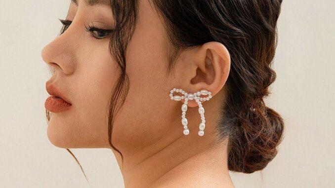 Mxfashione ต่างหูสตั๊ด ประดับโบว์ และไข่มุก เครื่องประดับ สไตล์เกาหลี เรียบง่าย สําหรับผู้หญิง Mxfashione ต่างหูสตั๊ด ประดับโบว์ และไข่มุก เครื่องประดับ สไตล์เกาหลี เรียบง่าย สําหรับผู้หญิง