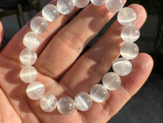 SLN-10 สร้อยข้อมือเซเลไนท์ 10 มิล ตาแมวแท้ ตาแมวธรรมชาติ ประกายตาสวย หินแท้ ธรรมชาติ100% กำไลหินมงคล