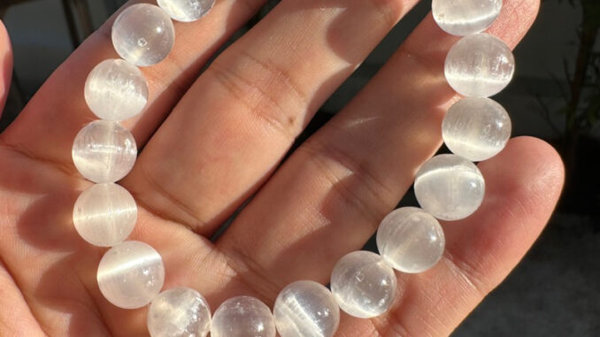 SLN-10 สร้อยข้อมือเซเลไนท์ 10 มิล ตาแมวแท้ ตาแมวธรรมชาติ ประกายตาสวย หินแท้ ธรรมชาติ100% กำไลหินมงคล