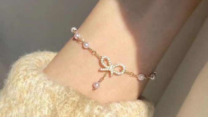 Lovito สร้อยข้อมือผู้หญิง แต่งพลอยเทียม ไข่มุก รูปโบว์ สีเรียบ สไตล์ลำลอง LFA09337 Lovito สร้อยข้อมือผู้หญิง แต่งพลอยเทียม ไข่มุก รูปโบว์ สีเรียบ สไตล์ลำลอง LFA09337