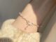 Lovito สร้อยข้อมือผู้หญิง แต่งพลอยเทียม ไข่มุก รูปโบว์ สีเรียบ สไตล์ลำลอง LFA09337