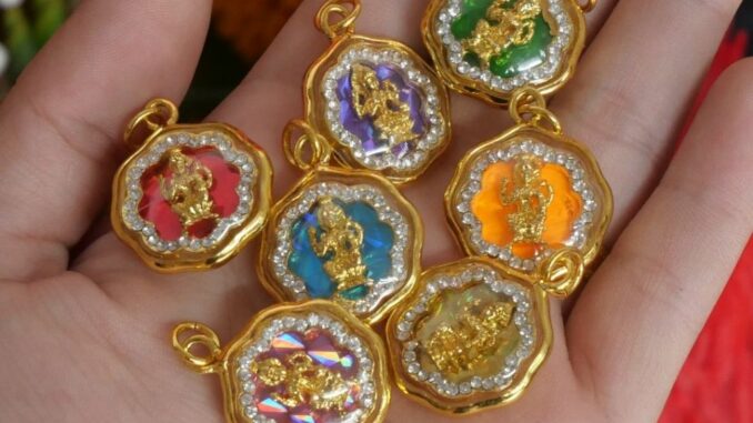 (CB26) จี้พระแม่ลักษมี ล้อมเพชร 7 สีประจำวันเกิด เข้าพิธีแล้ว พร้อมส่ง
