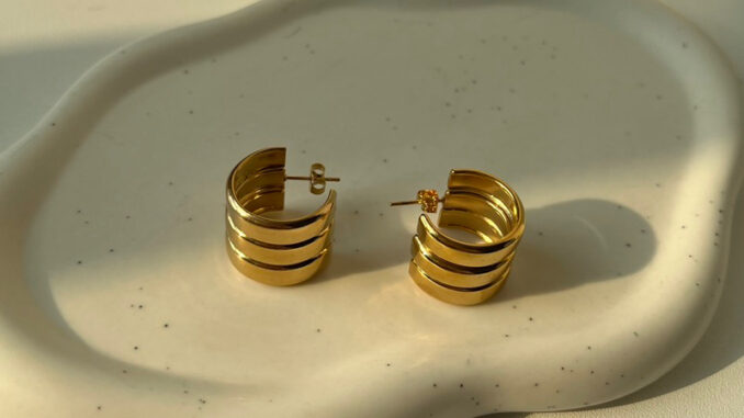 Adore- Claw hoop gold earring
