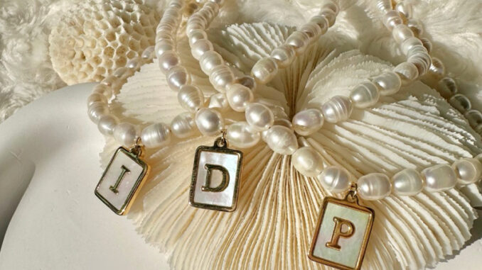 ✨[JULIE NECKLACE ]  สร้อยไข่มุกน้ำจืด จี้ภาษาอังกฤษ ชุบทองคำขาว