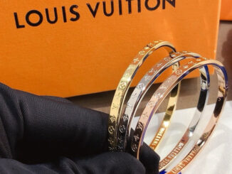 พ ร้ อ ม ส่ ง จ า ก ไ ท ย  ✧ กำไลข้อมือ ลายเซ็น Louis Vuitton แกะสลักและลายโมโนแกรม✧