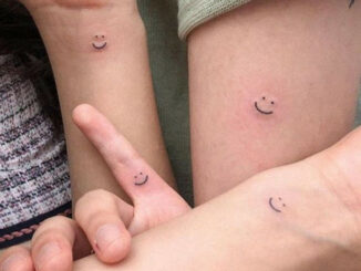 สติกเกอร์รอยสักชั่วคราว ลายหน้ายิ้ม แบบเรียบง่าย มี 1 แผ่น