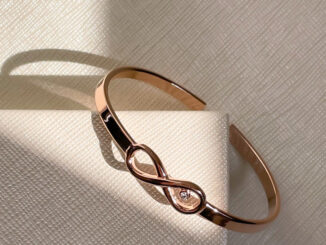 「ผ่านการเสกมงคล」 Margarita Premium Infinity with Tiny Crystal C-Shape Bangle