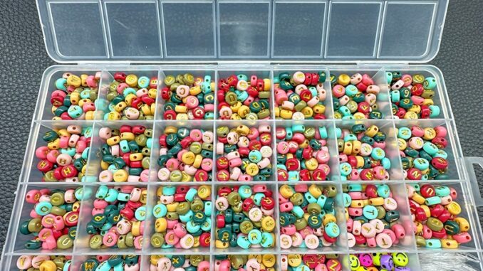 ชุดลูกปัดอะคริลิค ลายตัวอักษร A-Z หน้ายิ้ม 28 ช่อง ขนาด 4x7 มม. สีทอง สําหรับทําเครื่องประดับ สร้อยคอ สร้อยข้อมือ DIY 1350 ชิ้น ต่อกล่อง
