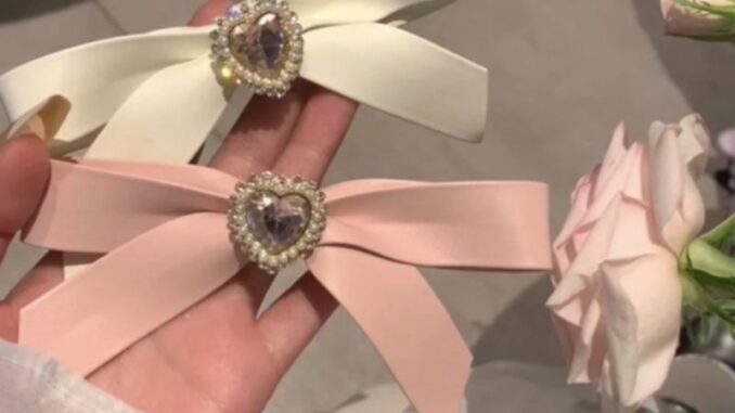 BOW02พร้อมส่ง กิ๊บติดผมหรูหรา สไตล์เกาหลี กิ๊บโบว์ประดับเพชรรูปหัวใจ หวานๆต้อนรับวาเลนไทน์