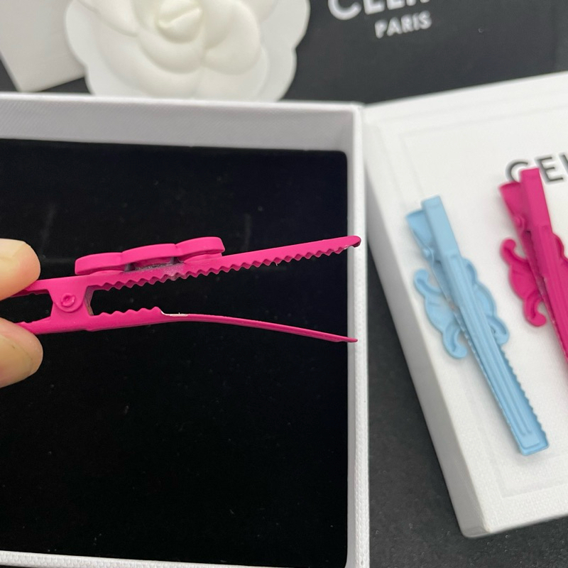 [ 1 คู่ ] กิ๊บหนีบผม สีสันสดใส งานติดโลโก้ CL HAIR CLIP งานแฟชั่นเก๋ ไว้ประดับผม น่ารักมากค่ะ
