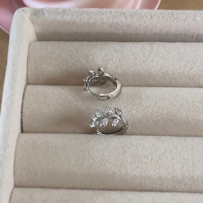 247-Littlegirt gifts-  Leaf clip earring