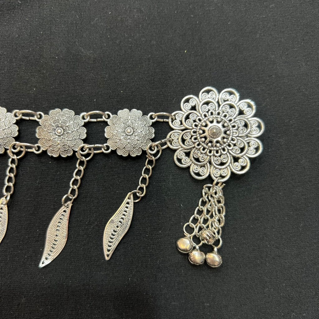 Accessories เข็มขัดเงินห้อยระย้าใบไม้ใส่กับชุดไทยลายดอกสวยๆ งานดี ทอง เงิน รมดํา