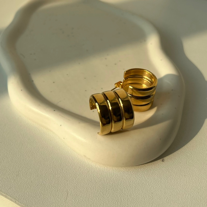 Adore- Claw hoop gold earring