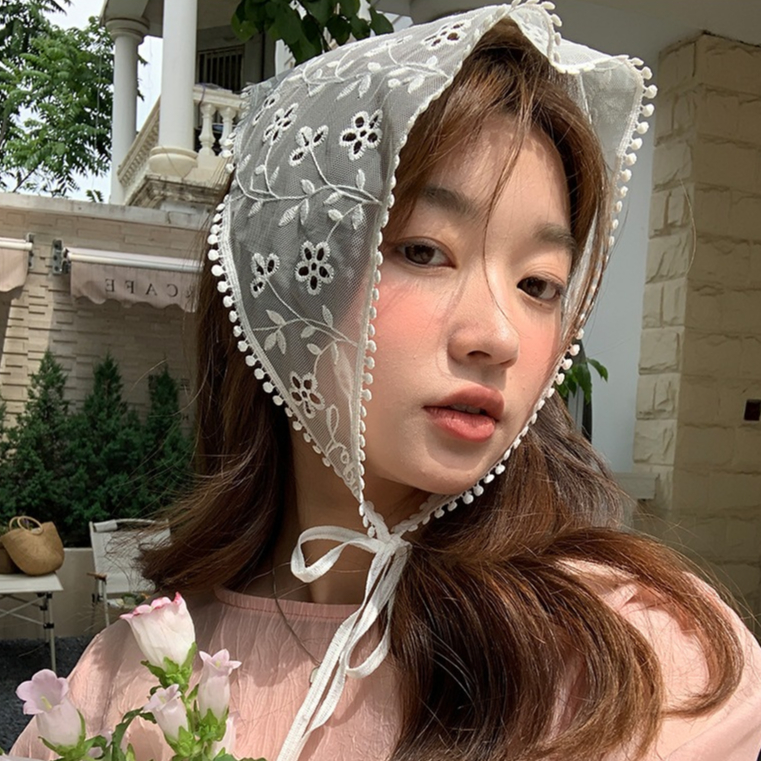 Floral lace headscarf ผ้าโพกผมสามเหลี่ยมลูกไม้