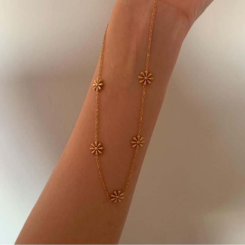 HER OBJECTIVE_HER MILLI DAISIES PENDANT NECKLACE