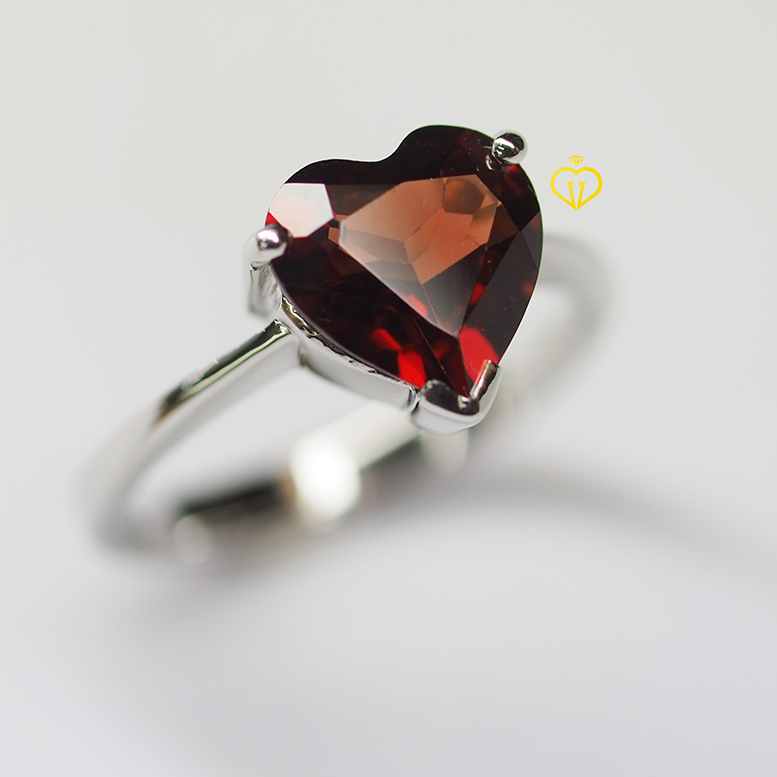 Jewchanแหวนพลอยโกเมนทรงหัวใจพลอยขนาด 8 มิล ไฟเต็มเม็ดสวยงาม