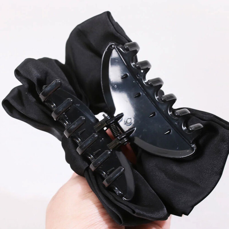 Konvy Black Reversible Bow Clip กิ๊บหนีบผมขนาดใหญ่ โดดเด่นด้วยรูปทรงโบว์สีดำ.