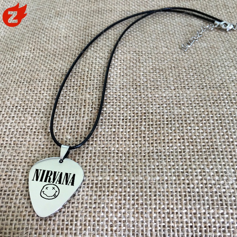 Nirvana ✨สร้อยคอเชือกหนัง พร้อมจี้ปิ๊กกีตาร์