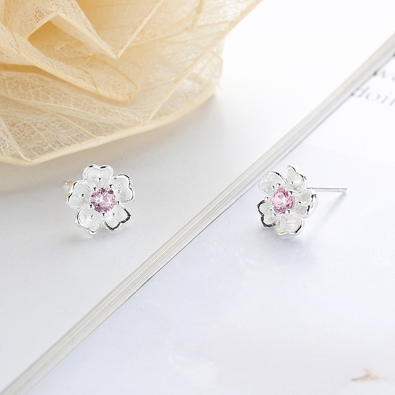 S925 เงินเพทายสีชมพูดอกซากุระนักเรียนน่ารักป่าเล็กสดต่างหูดอกไม้ A757