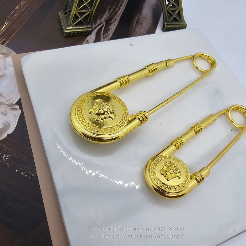 Versace Safety Pin Brooch เข็มกลัดเวอร์ซาเซ่ อะไหล่ทอง  งานสวยดูคลาสสิค งานชนช๊อปอสวยๆ ราคา เบาๆ