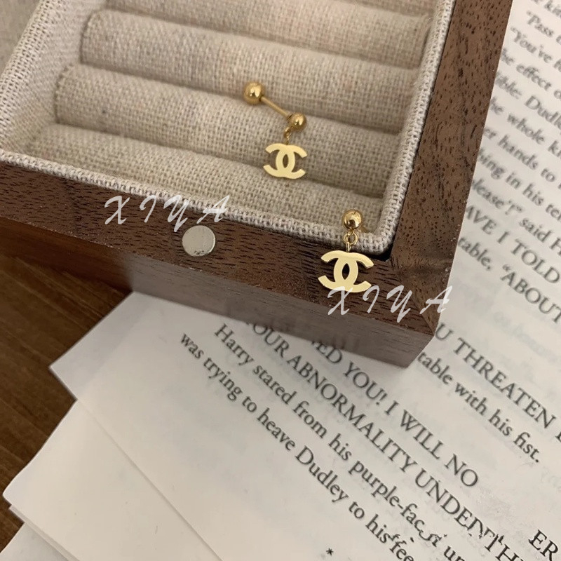 XIYA ต่างหู เหล็กไทเทเนียม จี้รูปตัวอักษร C สีดํา สไตล์ฝรั่งเศส