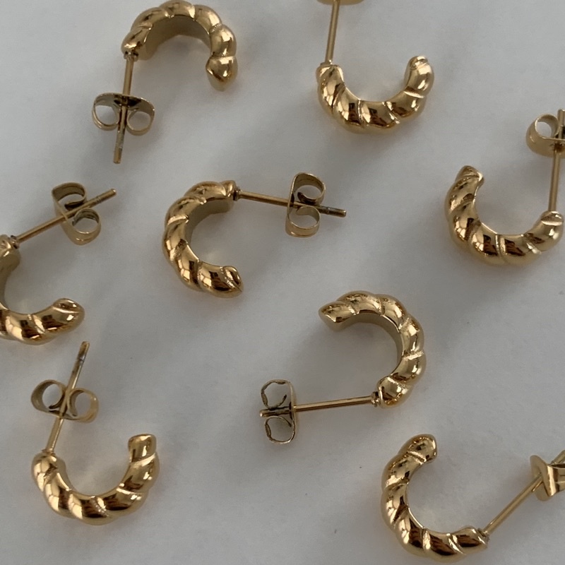 chic appeal - mini croissant earring ต่างหูครัวซองท์จิ๋วสไตล์มินิมอล