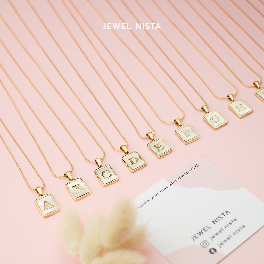 pearly alphabet necklace [gold] สร้อยคอตัวอักษรจี้เหลี่ยม
