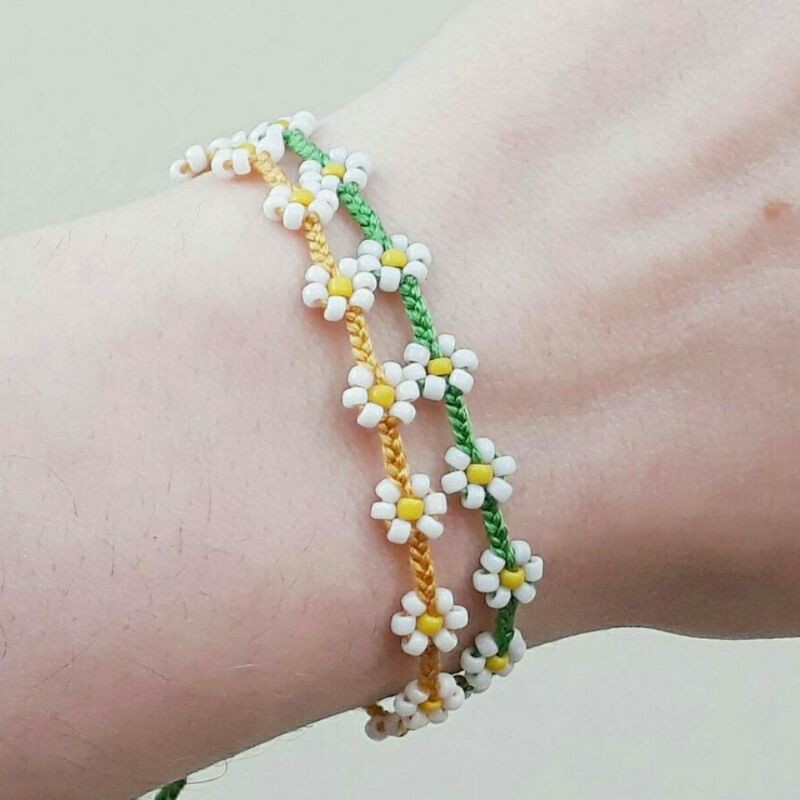 กำไลข้อมือเชือกถักกุ๊งกิ๊ง ลายดอกไม้ +กระดิ่ง  ตะขอไม้แบบโบราณคิ้วๆ (งานแฮนเมด)
