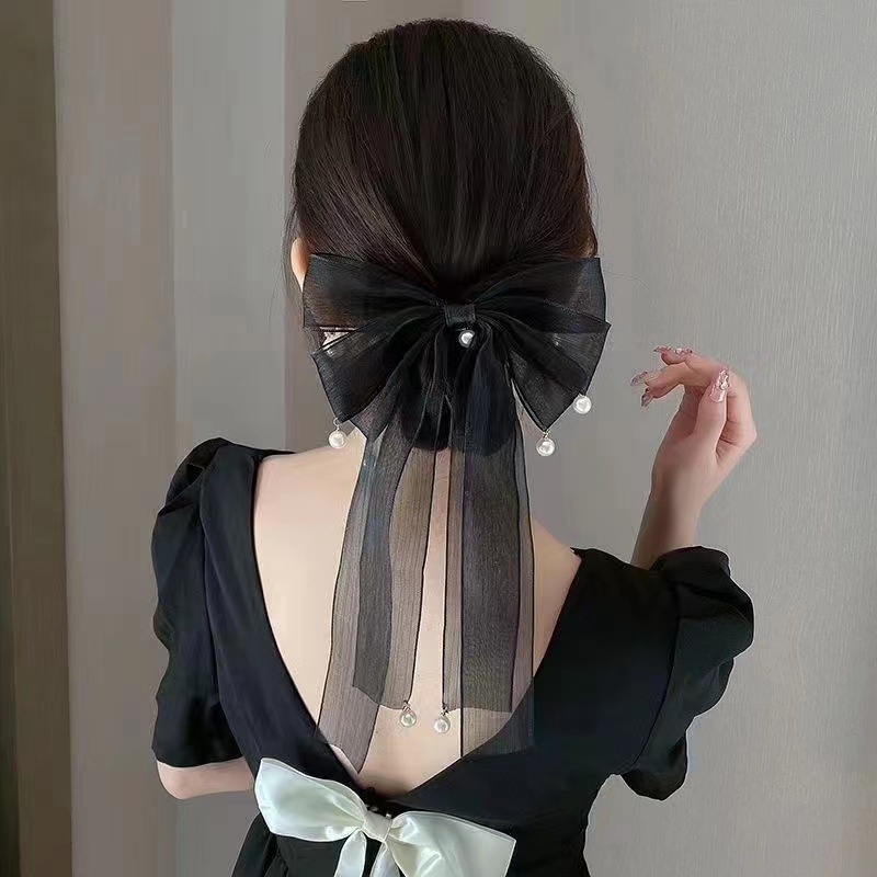 กิ๊บติดผม ประดับโบว์ริบบิ้น และไข่มุก ระดับไฮเอนด์ แฟชั่นฤดูใบไม้ผลิ 2023