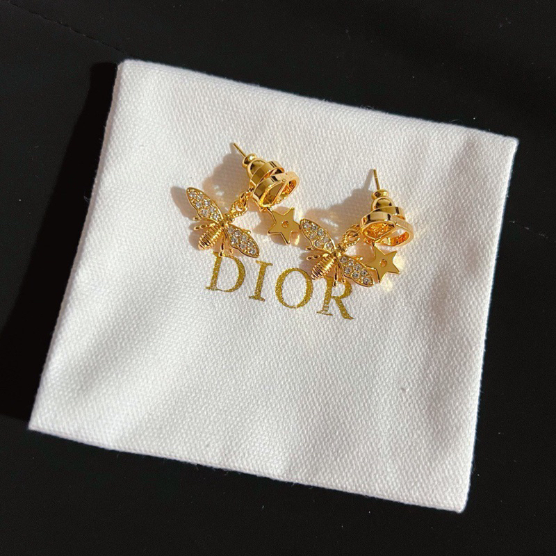 ต่างหู Dior เกรดVIP พร้อมกล่อง เกรดใช้สลับแท้ พร้อมส่ง สั่งในช้อปปี้เท่านั้น