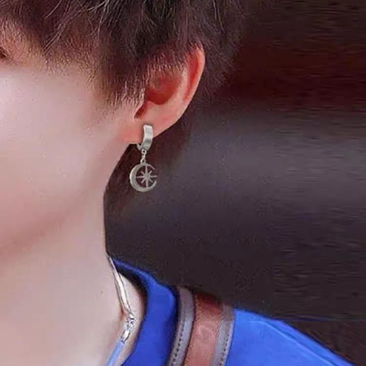 ต่างหูเหล็กไทเทเนียม รูปดวงจันทร์ และดาว สไตล์ฮิปฮอป สําหรับผู้ชาย และผู้หญิง