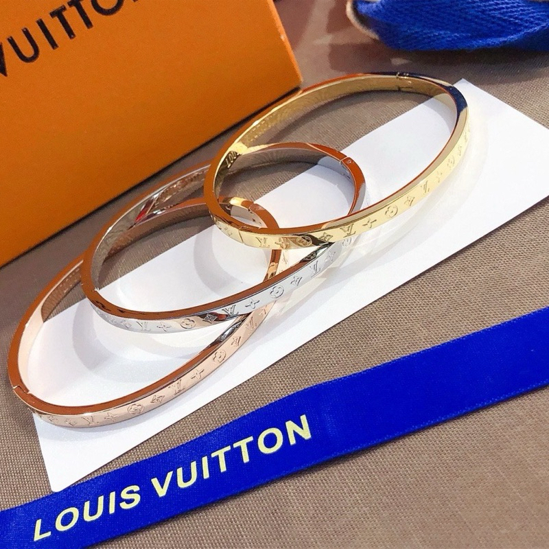 พ ร้ อ ม ส่ ง จ า ก ไ ท ย  ✧ กำไลข้อมือ ลายเซ็น Louis Vuitton แกะสลักและลายโมโนแกรม✧