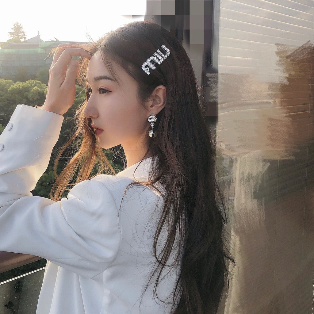 พร้อมส่ง Miu กิ๊บสปริง มี 2 รุ่น แบบประดับคริสตัลและมุก ที่ตัวอักษร *ปั้มหลัง**