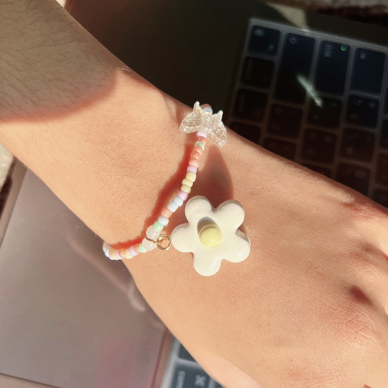 พร้อมส่ง  กำไลดินปั้นดอกไม้ขาว ละมุนละไมเวอร์ คุณหนูคุณใจสุด