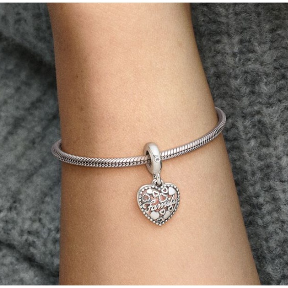 [พร้อมส่ง สินค้าแท้  ] Pandora Love Makes A Family Heart Dangle Charm