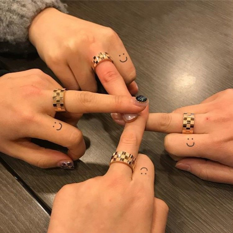 สติกเกอร์รอยสักชั่วคราว ลายหน้ายิ้ม แบบเรียบง่าย มี 1 แผ่น