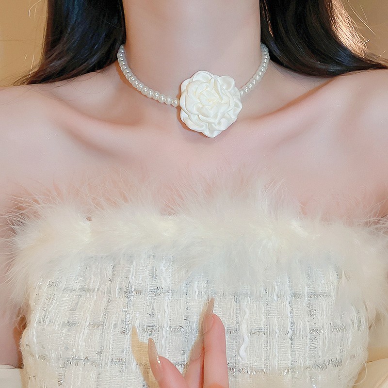สร้อยคอโซ่ จี้ดอกไม้ ประดับไข่มุก หรูหรา แฟชั่นสไตล์เกาหลีใต้ สําหรับผู้หญิง