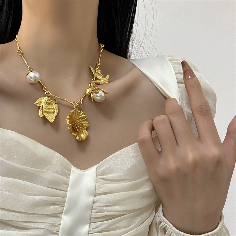 สร้อยคอโซ่สั้น จี้กลีบดอกไม้ ประดับไข่มุก สีทอง สไตล์ฝรั่งเศส วินเทจ