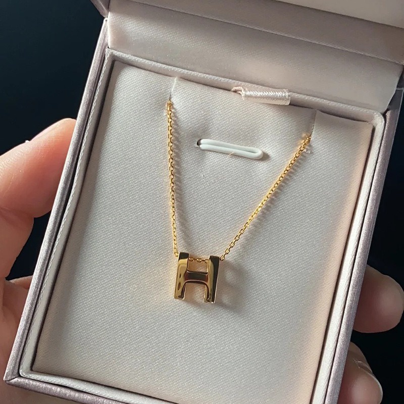 สร้อยคอโซ่เหล็กไทเทเนียม ชุบทอง 18K จี้รูปตัวอักษร H เครื่องประดับ สําหรับผู้หญิง
