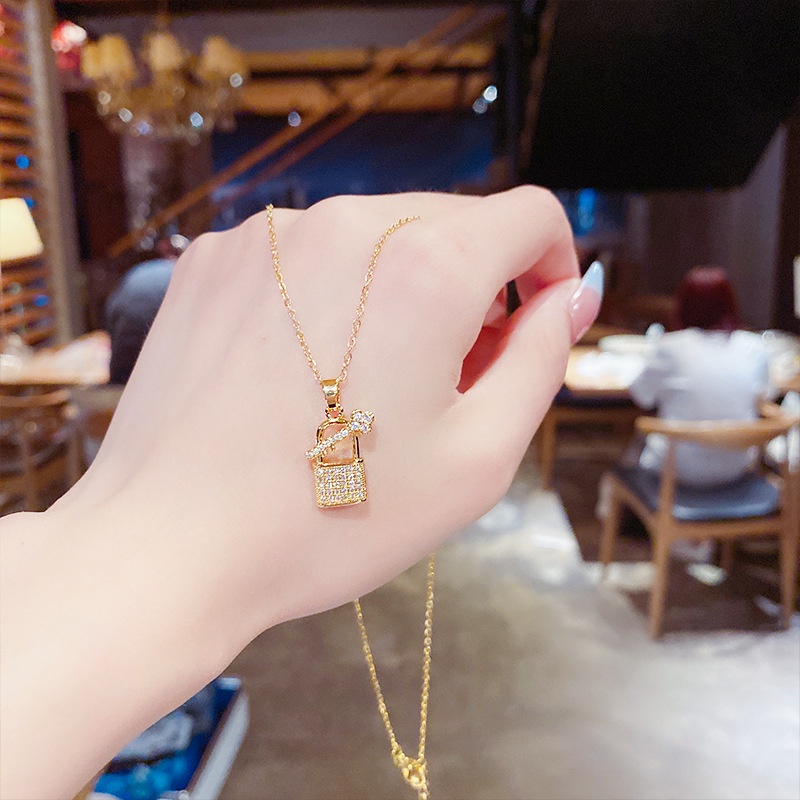 สร้อยคอไทเทเนียมเหล็ก พร้อมจี้กุญแจล็อค ประดับเพทาย สีทอง แบบเรียบง่าย แฟชั่นทันสมัย
