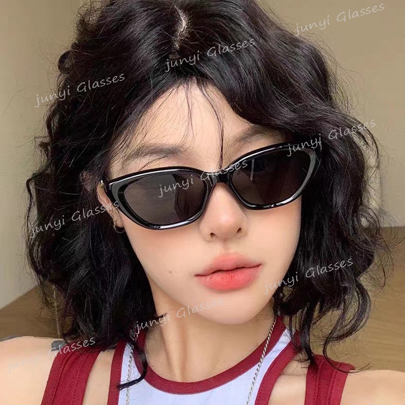 แว่นตากันแดด กรอบสี่เหลี่ยม ลายโลโก้ Cat-eye เรียบง่าย คุณภาพสูง สไตล์เกาหลี สําหรับผู้หญิง
