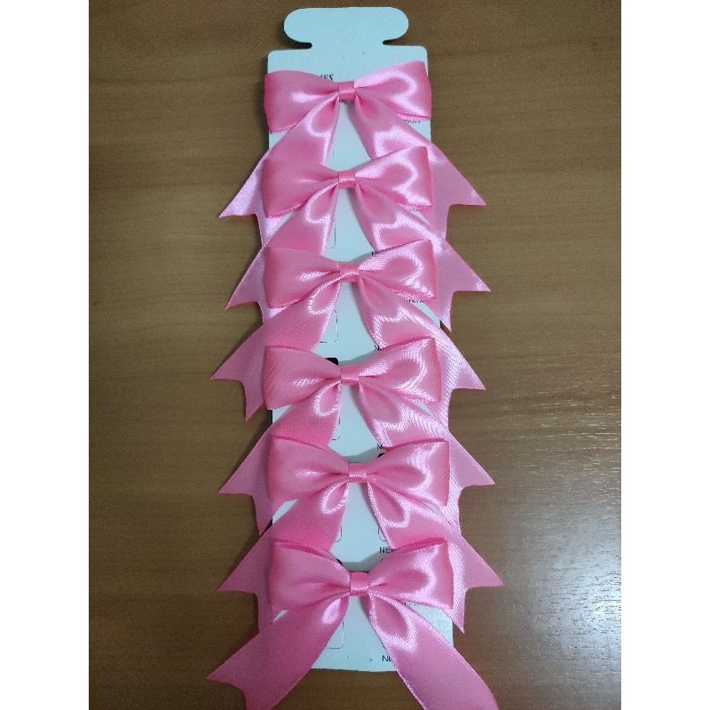 โบว์ติดผมนักเรียน สีชมพู  ขนาด1นิ้ว( 1แผงมี6ตัว)งานผ้าซาติน