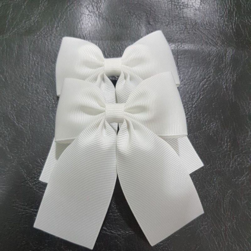 โบว์ผ้าเฟอร์อย่างดี มีหลายสี ขนาด 1.5 นิ้ว ขายเป็นคู่