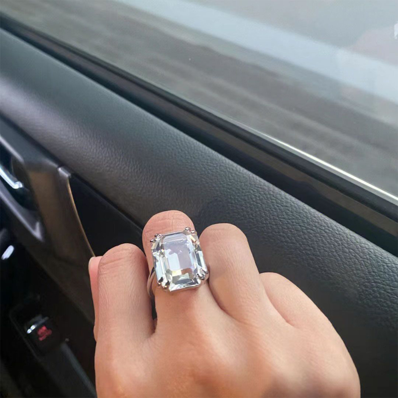 ✨พร้อมส่ง✨Swarovski แหวนเพชร ขนาดใหญ่ หรูหรา ดึงดูดความรัก ของขวัญวันหยุด สําหรับผู้หญิง