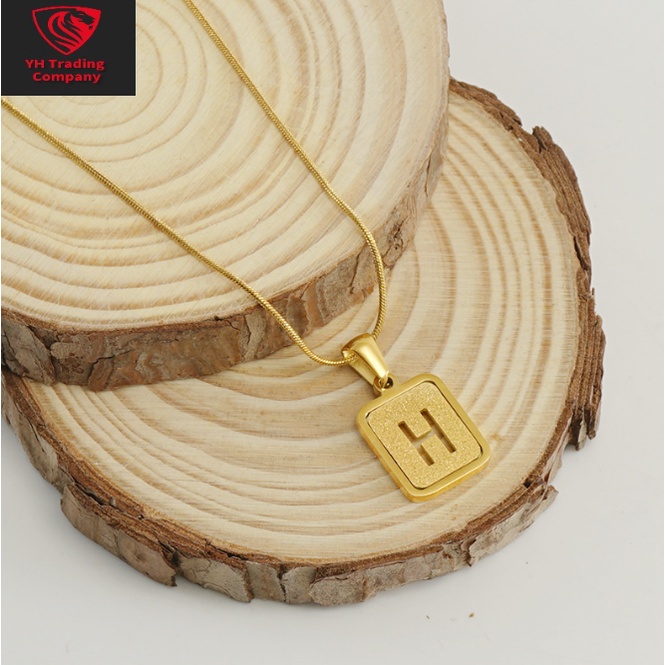 ⭐Y.H⭐ ทรายสีทอง 18K กลวง ประดับจี้รูปตัวอักษร สีทอง สําหรับผู้หญิง สร้อยคอ สเตนเลส