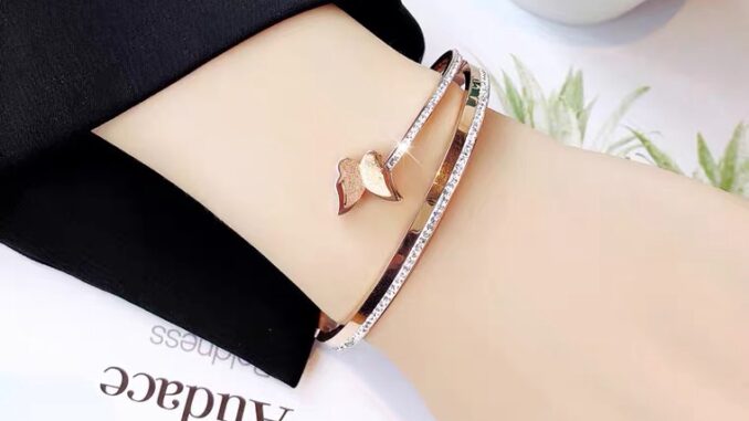 สร้อยข้อมือเหล็กไทเทเนียม ชุบไทเทเนียม 18K สีโรสโกลด์ ทอง เงิน ประดับเพทาย เข้ากับทุกการแต่งกาย สไตล์เกาหลี เหมาะกับของขวัญวันเกิด สําหรับเพื่อน