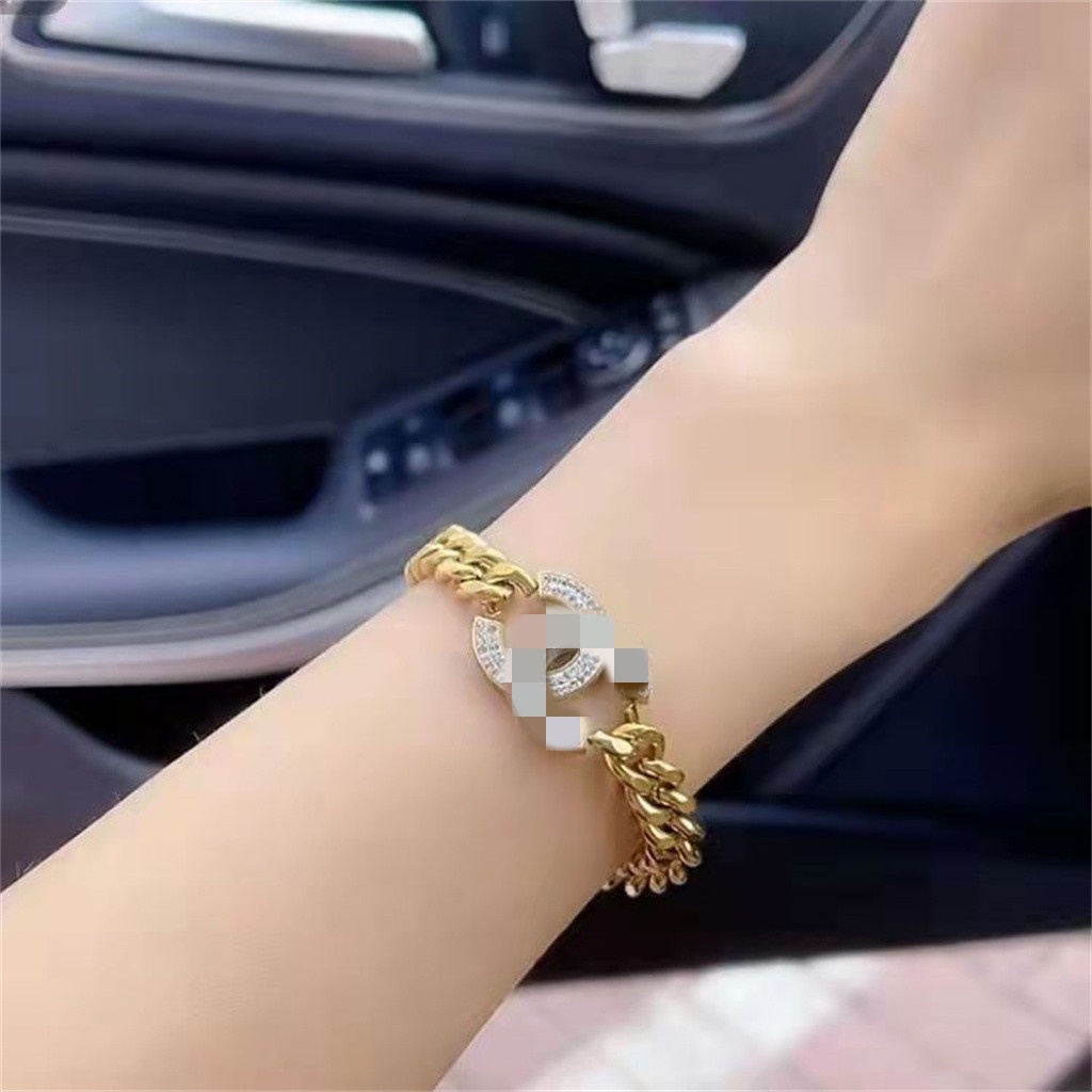 2021 ใหม่สร้อยข้อมือแฟชั่นสแตนเลสสีทองลายตัวอักษร C สําหรับผู้หญิง