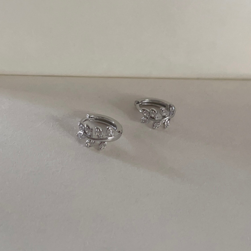 247-Littlegirt gifts-  Leaf clip earring