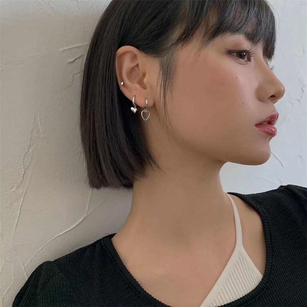 A HELLO GIRL ใหม่ ต่างหูสตั๊ด จี้รูปหัวใจ แบบกลวง ไม่สมมาตร ออกแบบดี สไตล์เรโทร สําหรับผู้หญิง